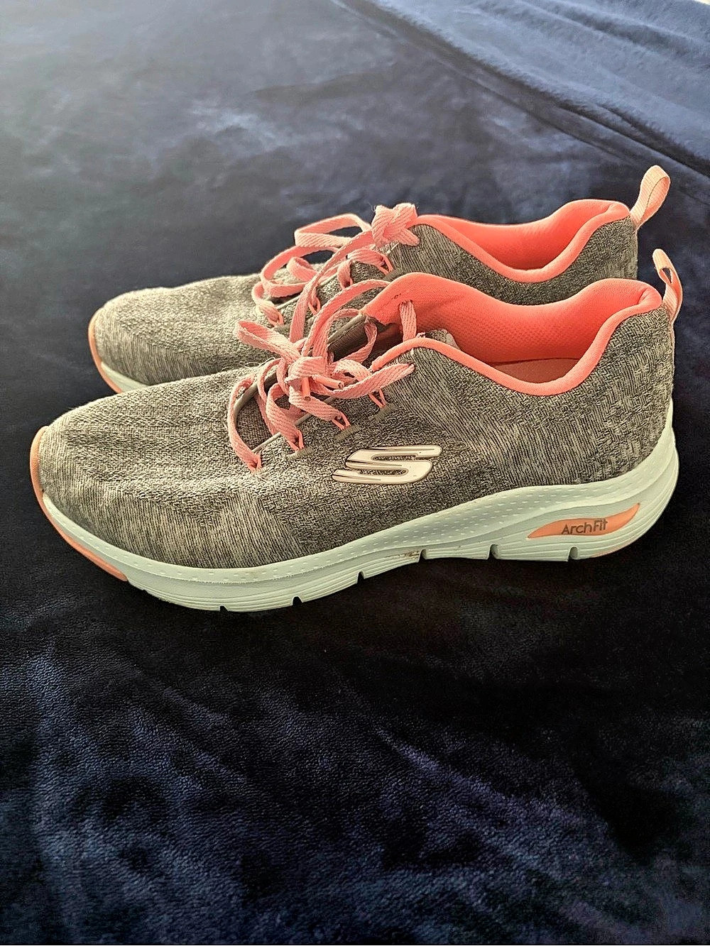 Skechers Arch Fit - Comfy Wave Athletic Shoes Gray & Pink US 8.5